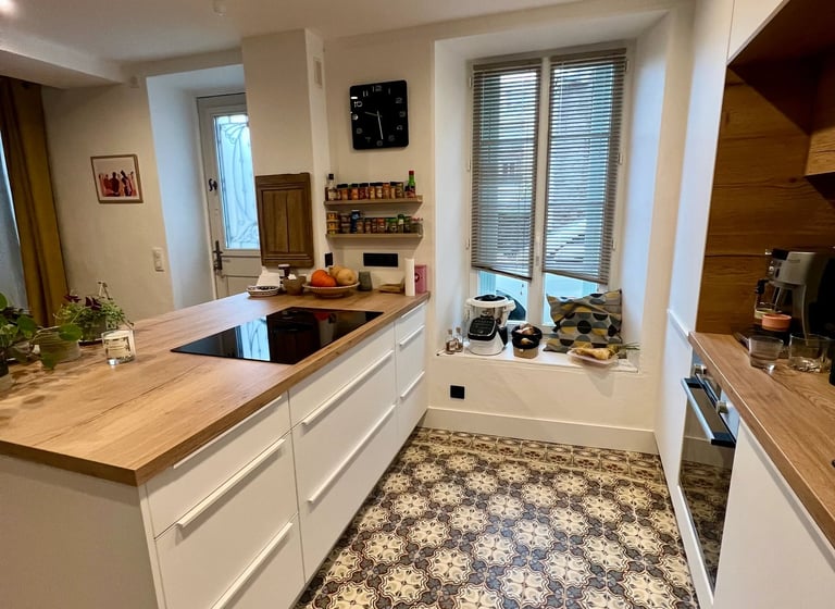 Îlot central en bois et blanc dans une cuisine sur mesure réalisée à Caen - Baïa Home