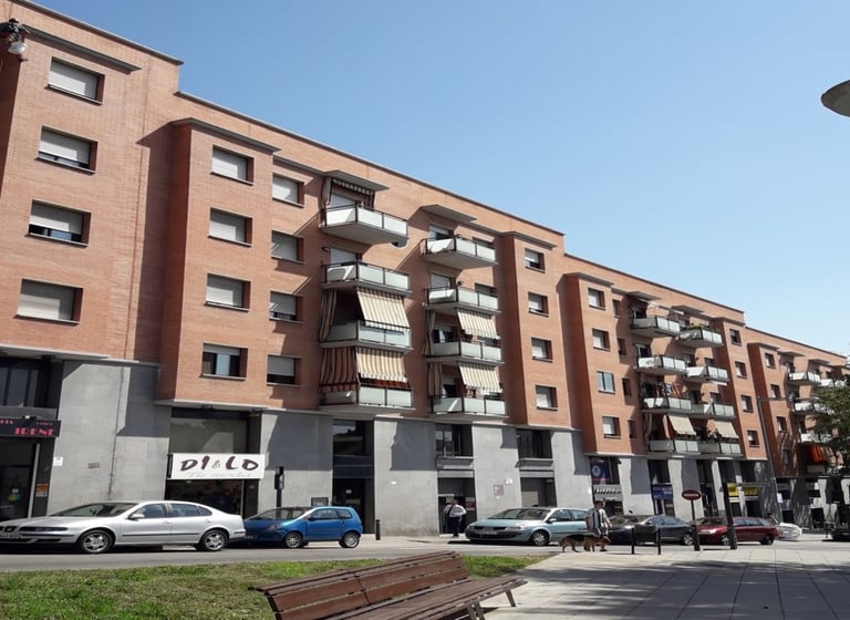 Reforma estructural y mejora estética de la fachada para una comunidad de vecinos en Barcelona