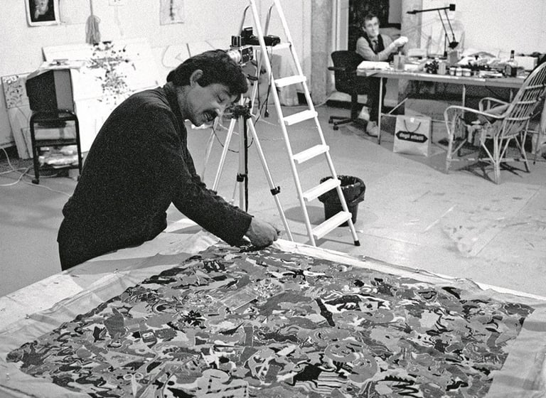 Arista Alighiero Boetti em seu ateliê