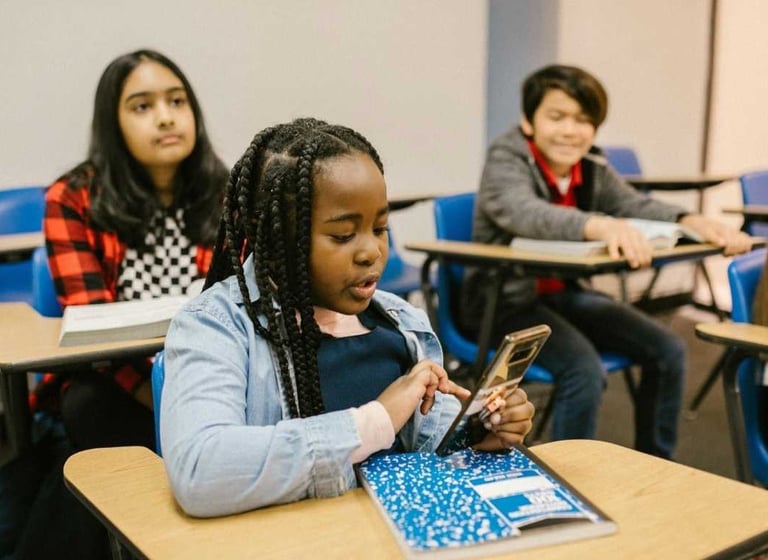 Alunos usando celular com RA na escola