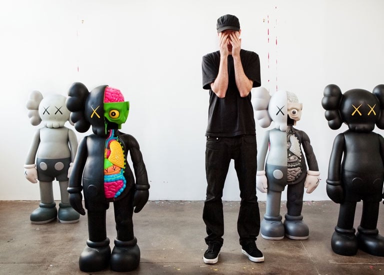 KAWS não parou por aí. Ele expandiu seu alcance com colaborações que iam desde marcas de moda