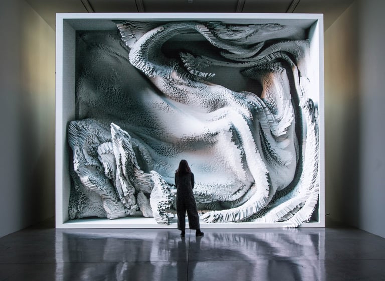 Refik Anadol utilizam inteligência artificial para criar paisagens digitais em movimento.