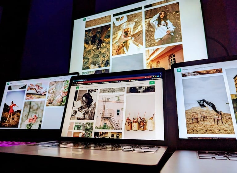 Interface de uma galeria virtual mostrando obras de diferentes estilos artísticos.