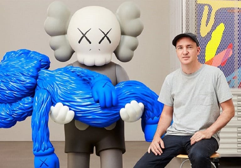Brian Donnelly, mais conhecido como KAWS, transformou sua paixão por graffiti em um império artístic
