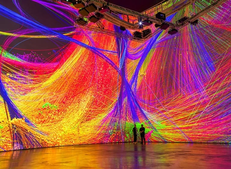 Instalação de arte digital imersiva de Refik Anadol em um espaço urbano.