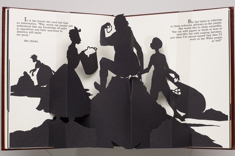 americana Kara Walker, que corta silhuetas à mão para criar livros que confrontam o racismo