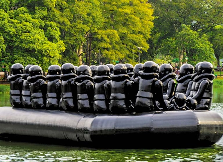 O artista plástico chinês Ai Weiwei criou um bote inflável para divulgar a sua exposição “Ai Weiwei 