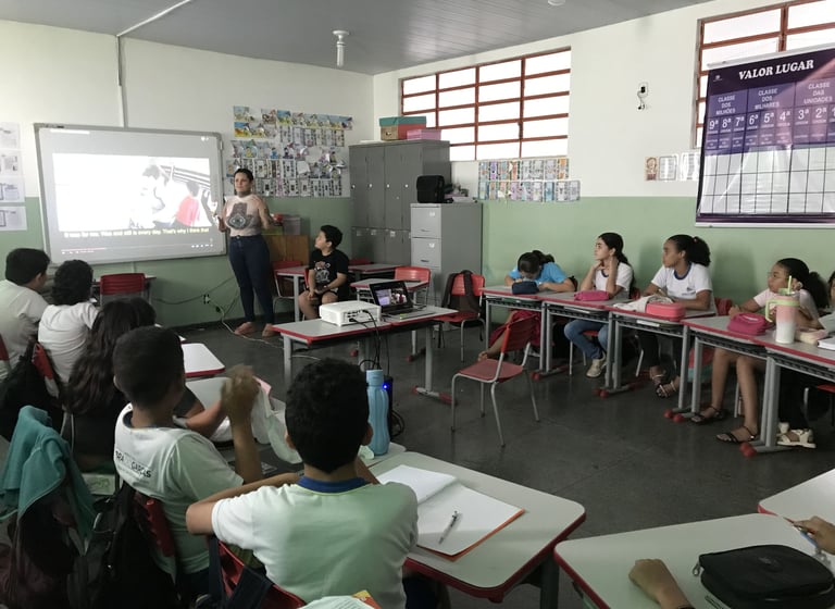 As oficinas de arte urbana, conduzidas pelos artistas visuais Sérgio Astral e Amanda Amorim, apresen