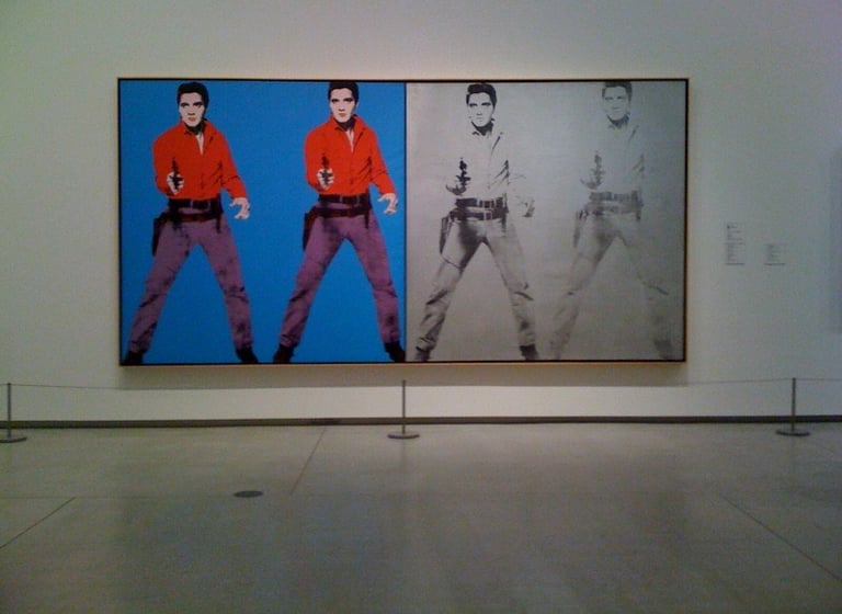  Imagem de Elvis Presley por Andy Warhol, destacando a repetição e a cultura das celebridades.