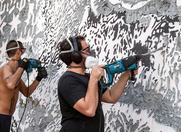 O português Vhils, que esculpe rostos em paredes com ferramentas de construção