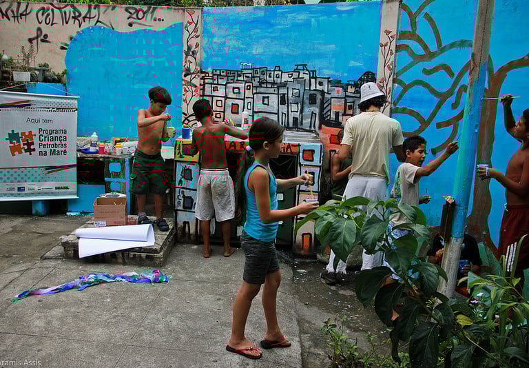 O Arte na Rede promove oficinas artísticas nas escolas da Maré, com atividades como fotografia