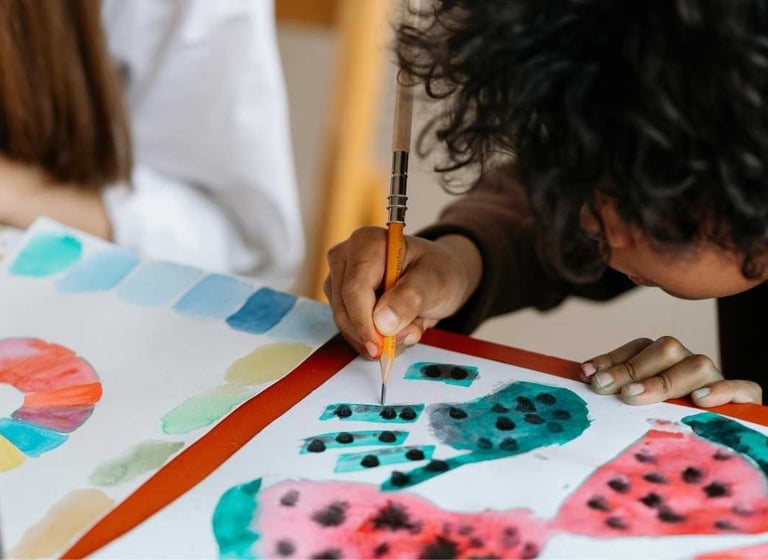 Sérgio Astral em ação com alunos, aula de pintura para RA.