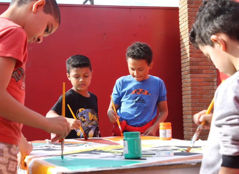 Idealizado pelo artista visual Sérgio Astral, o projeto "Instala Escola" leva instalações artísticas