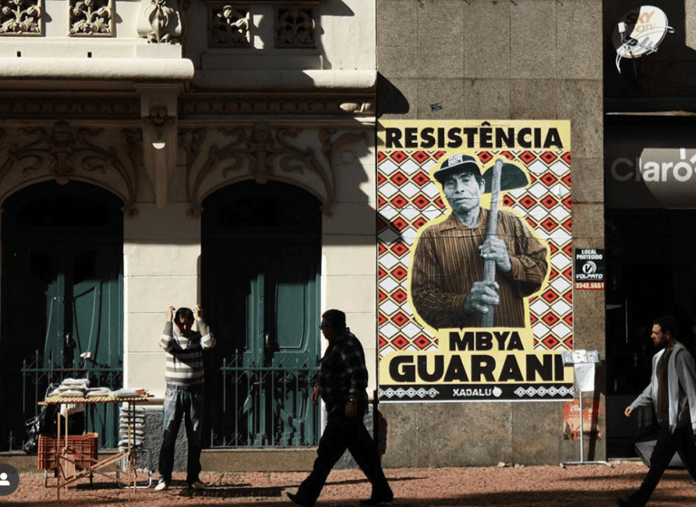 Xadalu é um artista indígena que transita com maestria entre a arte de rua e as galerias.