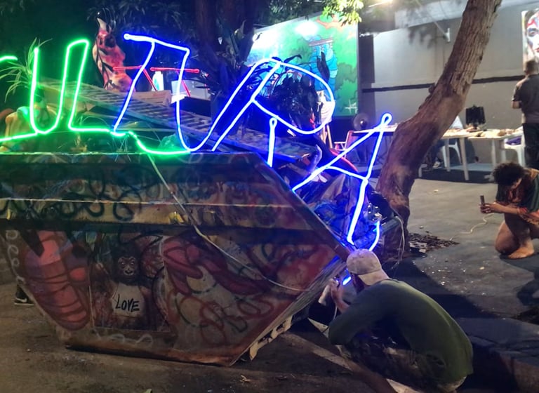 Ação cultural promovida pelo Comitê de Cultura de Mato Grosso ocupando ruas com arte visual e crític