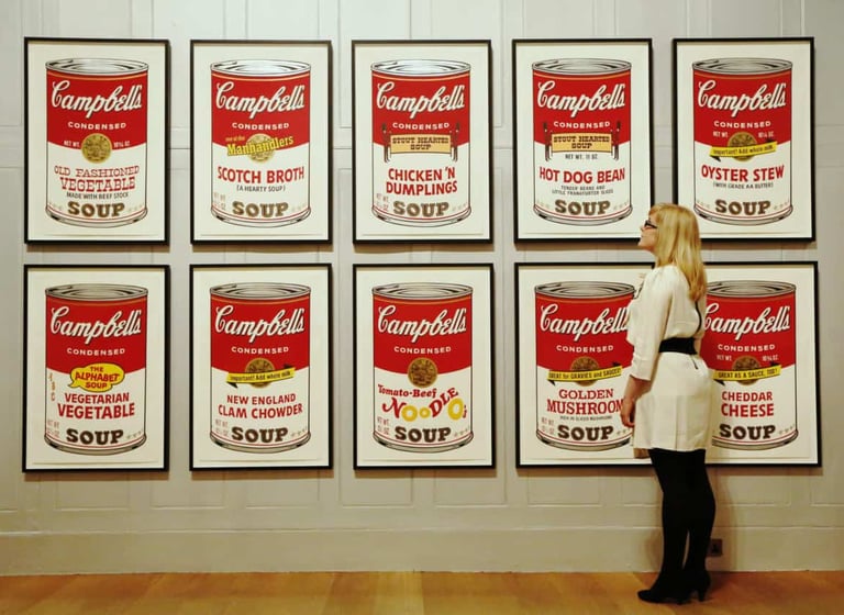 Grid de latas de sopa Campbell's em tons vermelho e branco, variando sabores. Campbell's Soup Cans (