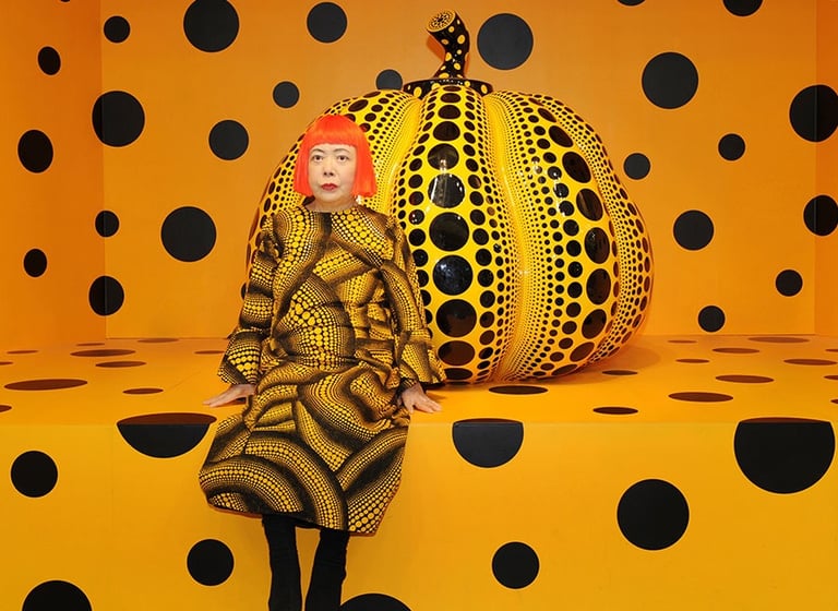 Instalação "Infinity Mirror Room" de Yayoi Kusama, com espelhos e luzes que criam uma sensação de es