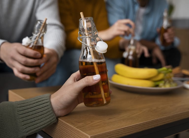 Un grupo de jovenes tomando kombucha en una reunión amistosa.
