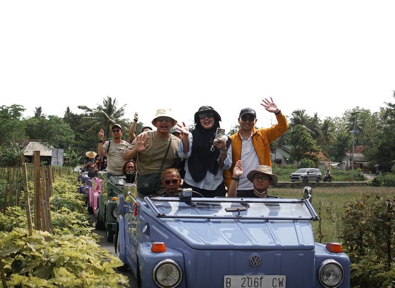 Rombongan wisatawan menikmati VW Safari Borobudur