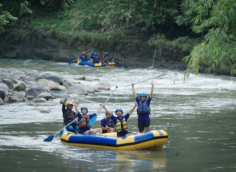 Suasana santai peserta rafting saat menyusuri aliran tenang Sungai Elo