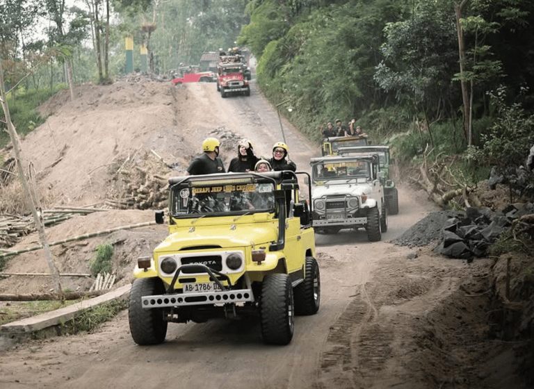 Jeep melaju di jalur ekstrem wisata lava tour Merapi Jogja