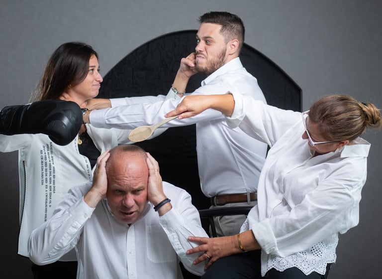 Une photo de famille dans un cadre ludique ou chacun interagie avec les autres.