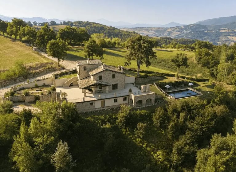 Villa Ermelinda con piscina in affitto Marche