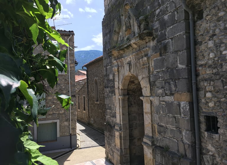 Vue de l’église historique depuis le balcon à Quillan