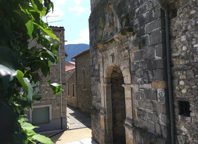 Chambre avec balcon et vue sur l’église à Quillan