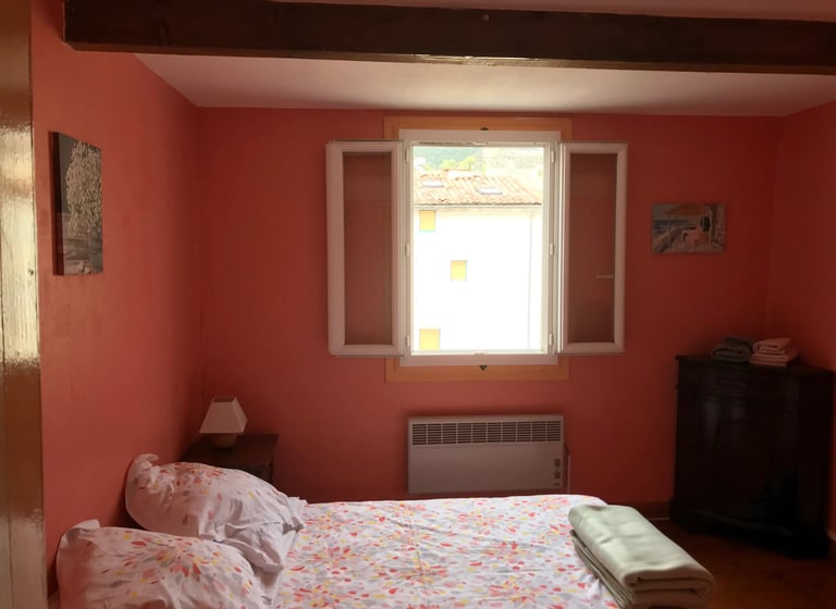 Chambre double lumineuse en journée dans une maison de vacances à Quillan