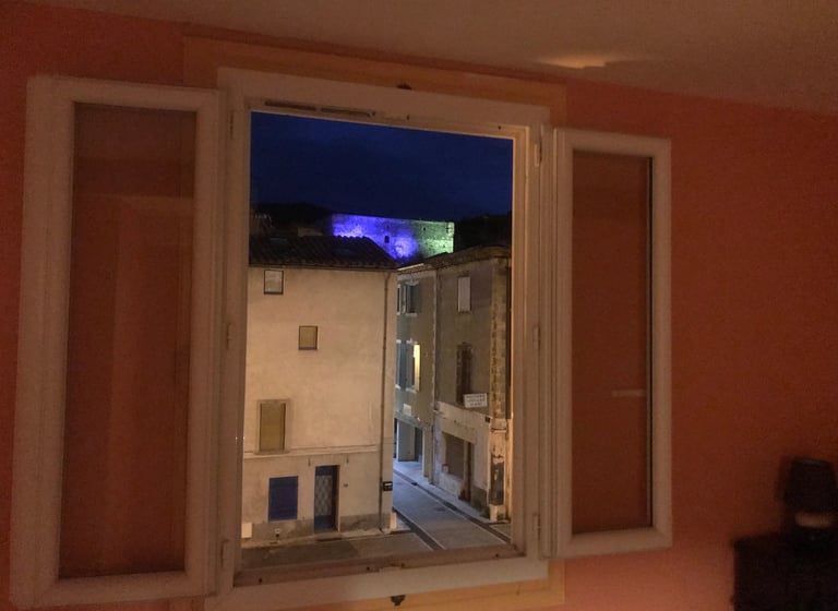 Chambre double de nuit avec vue sur le château de Quillan illuminé