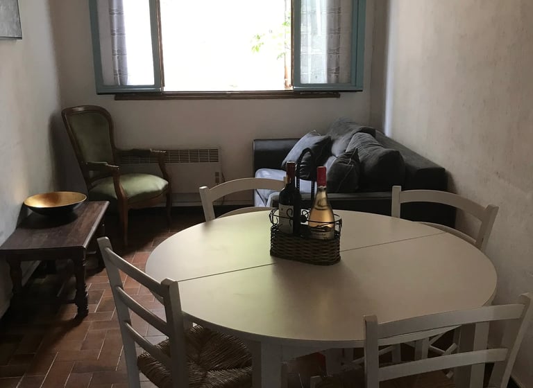 Espace repas avec table ronde dans une location de vacances à Quillan