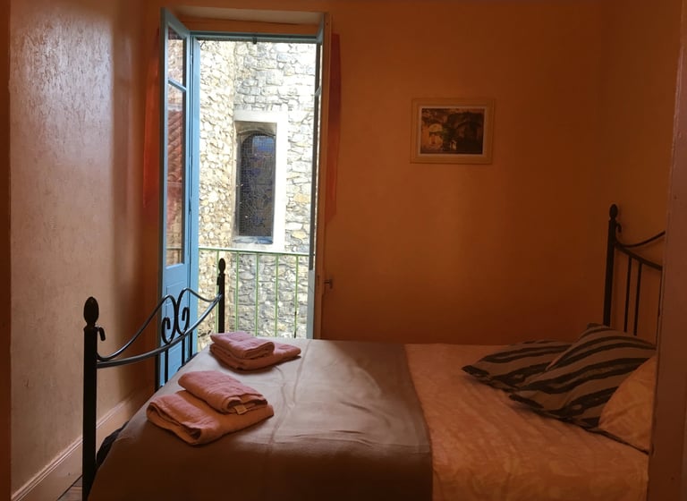 Chambre double avec balcon et vue sur l’église à Quillan