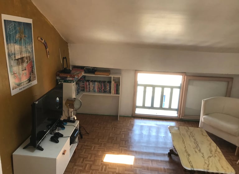Salle de jeux avec télévision et vidéothèque dans les combles à Quillan