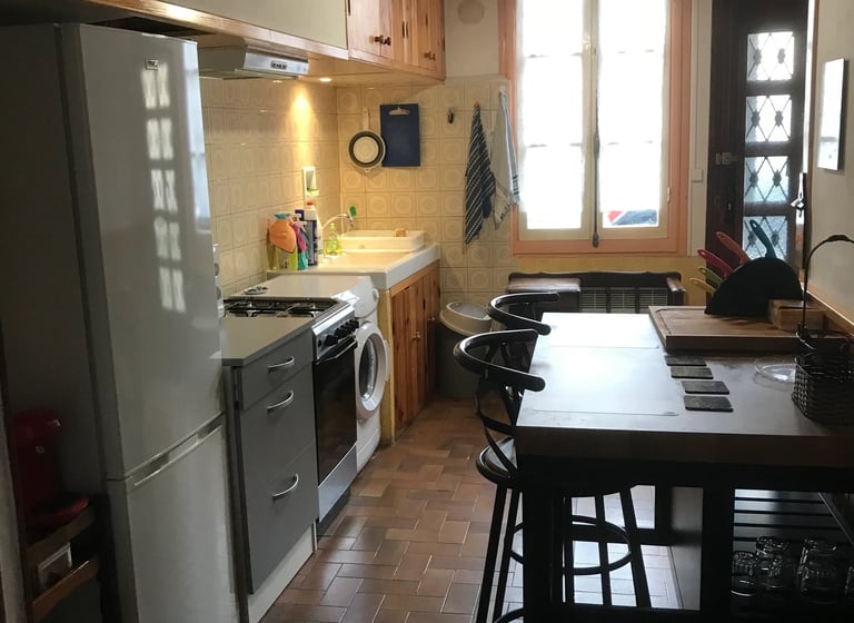 Cuisine équipée avec coin petit-déjeuner dans une maison de vacances à Quillan
