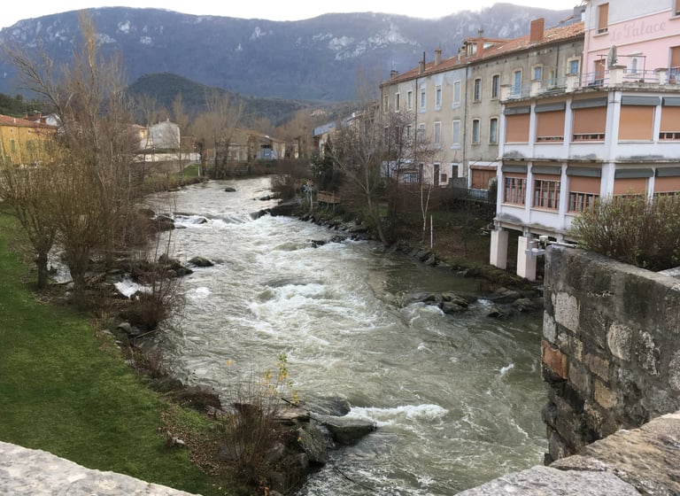 La rivière Aude traversant Quillan dans les Pyrénées