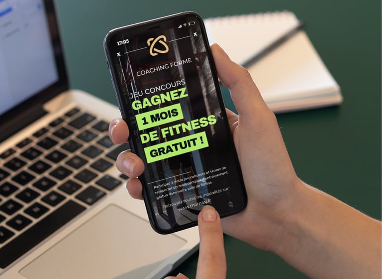 Smartphone affichant un concours de fitness pour un mois gratuit de coaching.