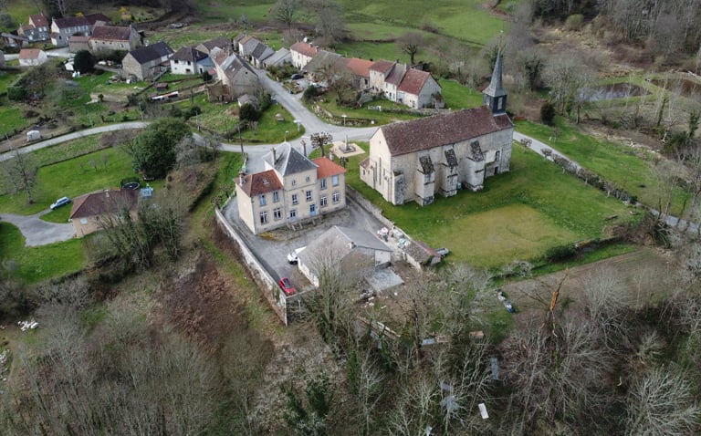 vue église et mairie Chamberaud par drone