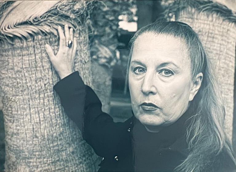 natalia kirillova junto a una palmera en benidorm