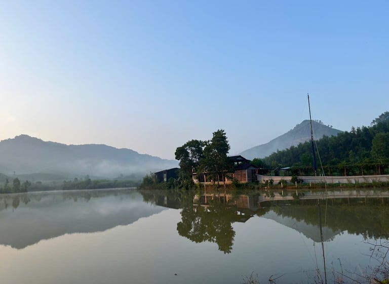 Nguyen Shack Retreat avec la réflection du lac