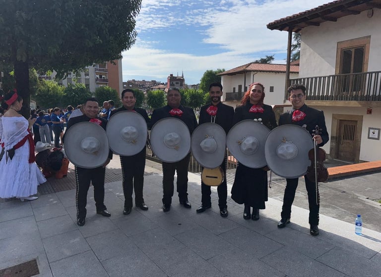 Mariachi profesional en Madrid preparado para serenata