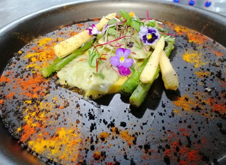 Vegetales gourmet con presentación elegante.