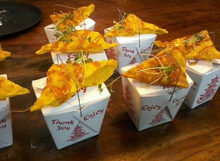 Almuerzos corporativos gourmet en cajas originales.