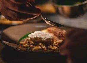 Chef privado ofreciendo experiencia gourmet en casa.