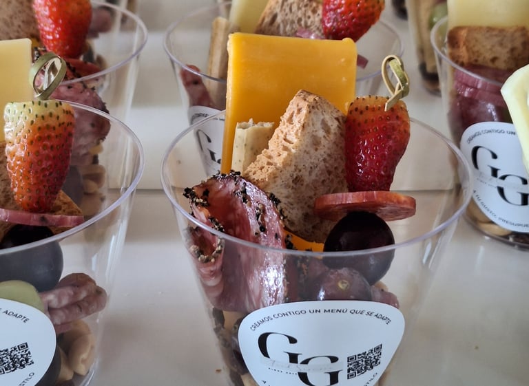 Sección gourmet de quesos, fiambres y frutas.