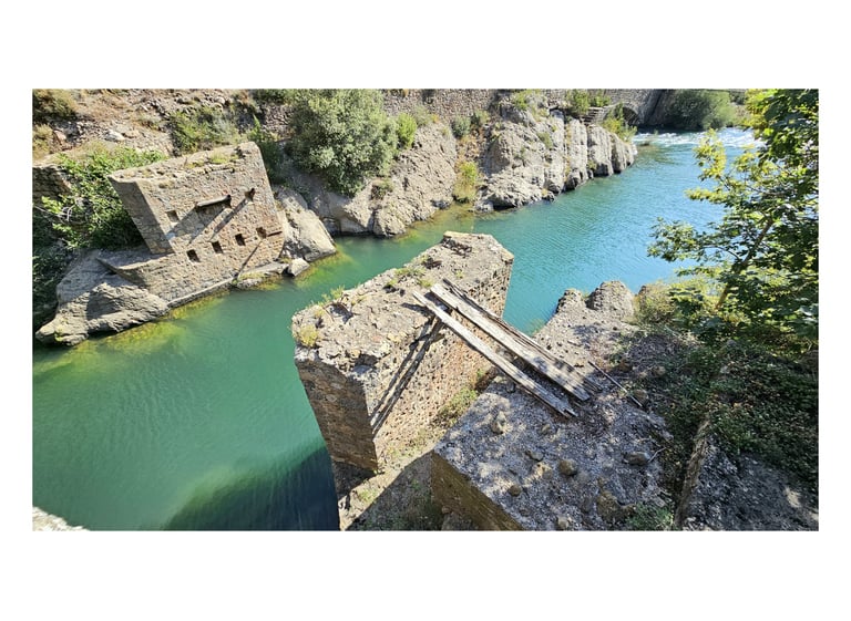 Old Bridge Foundation on the Pista de la Central, Sopeira photographed by NIKORU