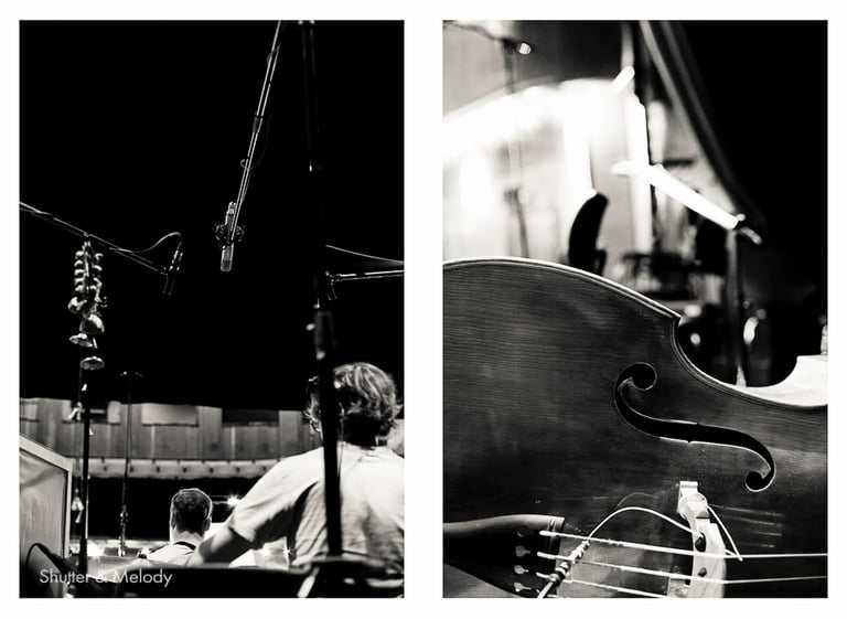 Cello und Musiker auf der Bühne.