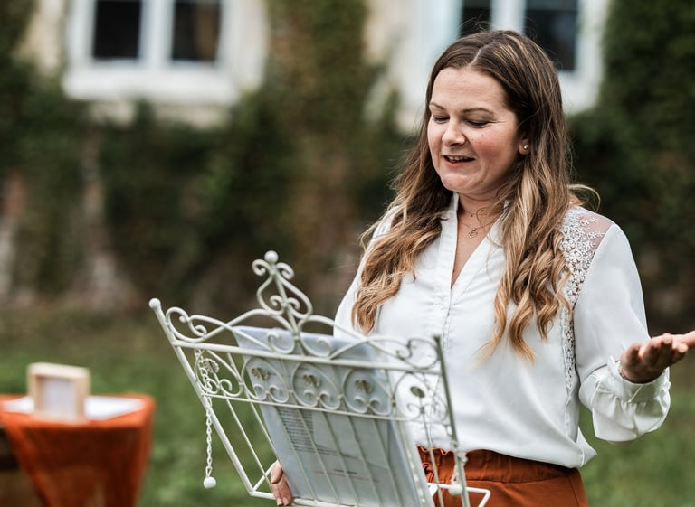Une officiante de cérémonie laïque de mariage face à son pupitre