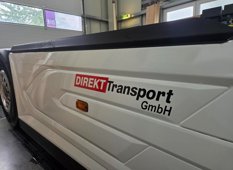 Seitenschweller, Seitenverkleidung vom DAF XG+ der Firma Direkt Transport GmbH, Firmenlogo