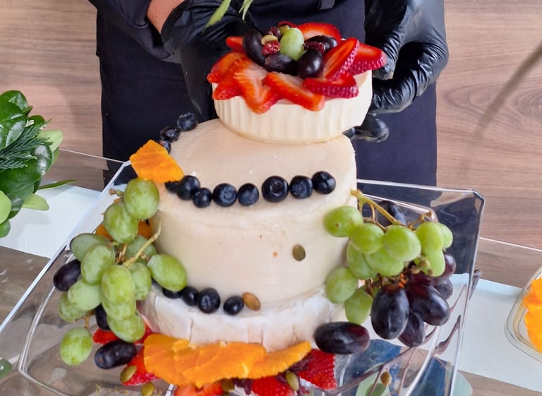 Cake of cheese: Creación gourmet de cuñas de queso con frutas.